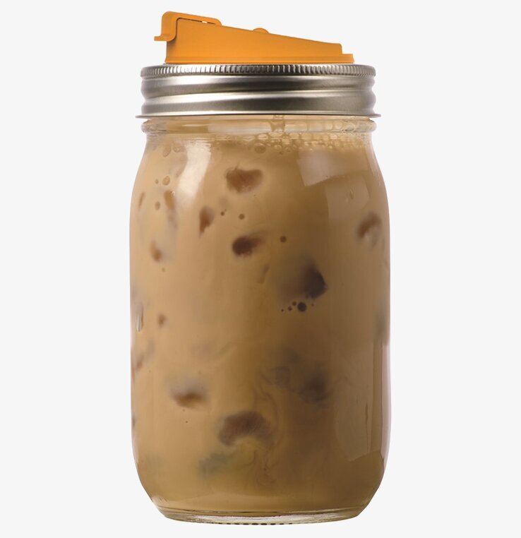 Drink Lid från Ball Mason Jar på en burk med iskaffe