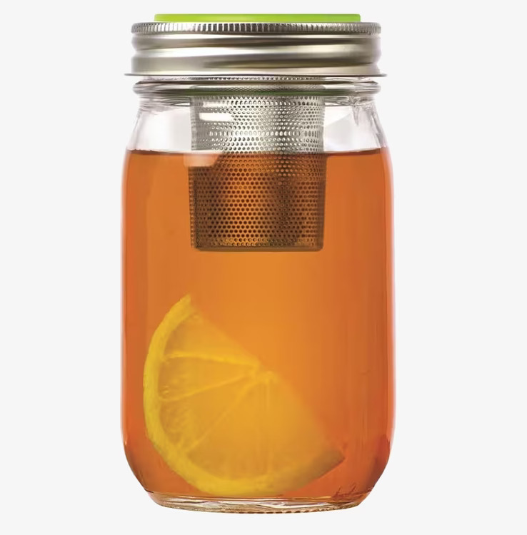 Tea Infuser Lid från Ball Mason Jar med te och citronbit