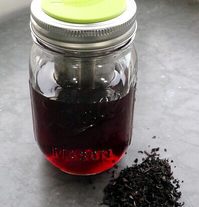 Tea Infuser Lid från Ball Mason Jar på en mason jar med te