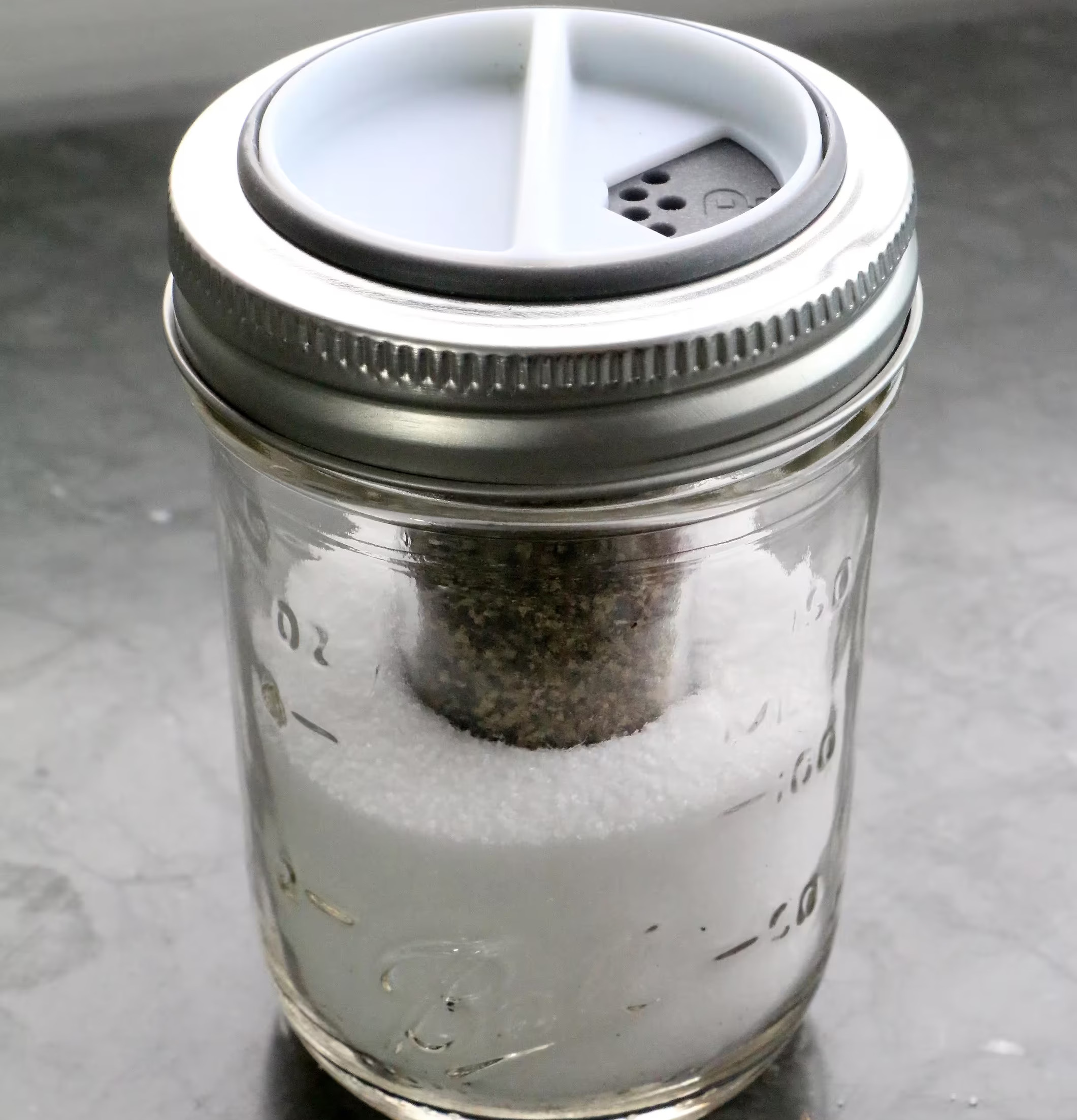 Salt & Pepper Shaker från Ball Mason Jar på köksbänk