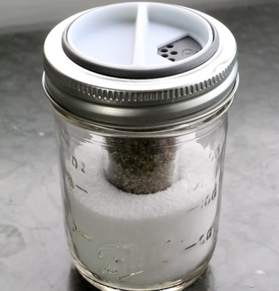 Salt & Pepper Shaker från Ball Mason Jar på köksbänk