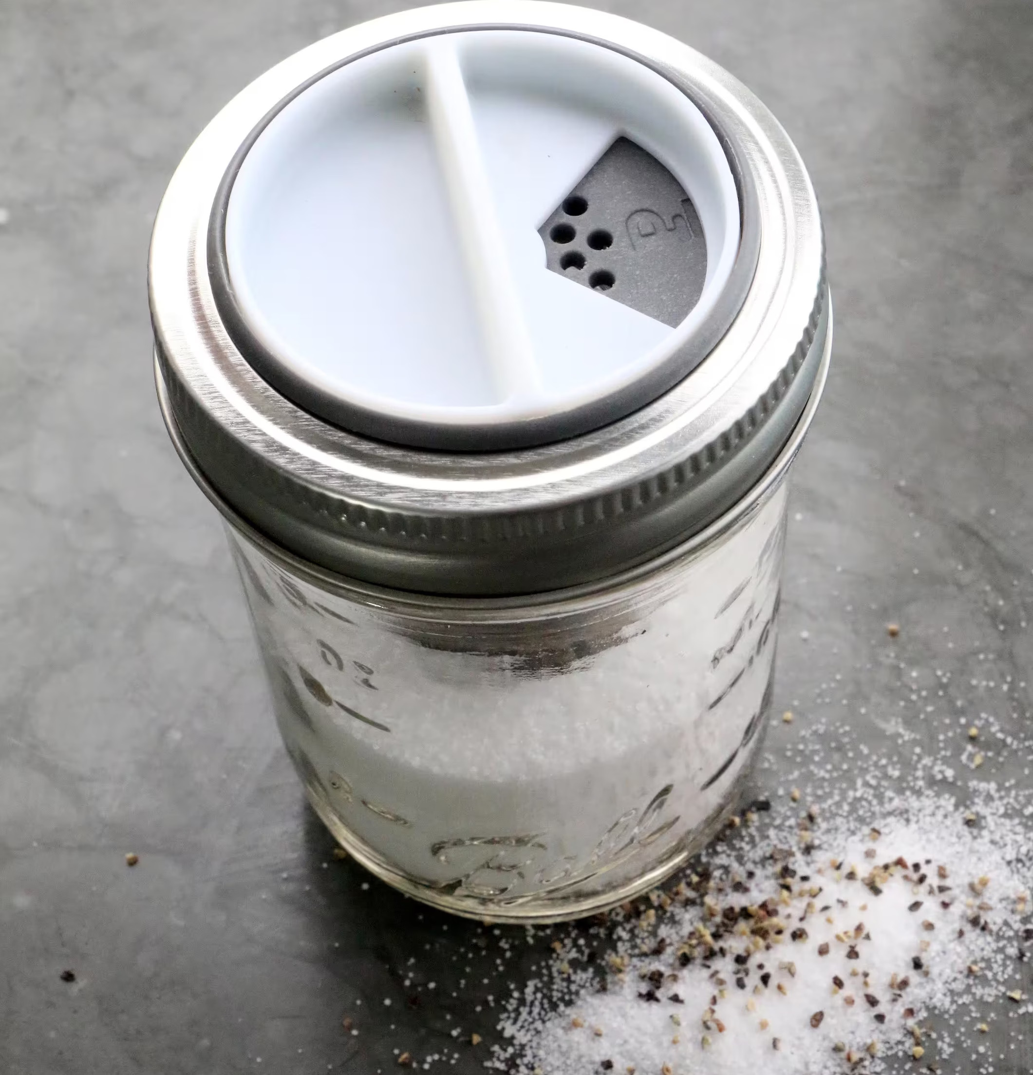 Salt & Pepper Shaker från Ball Mason Jar på marmorerad yta
