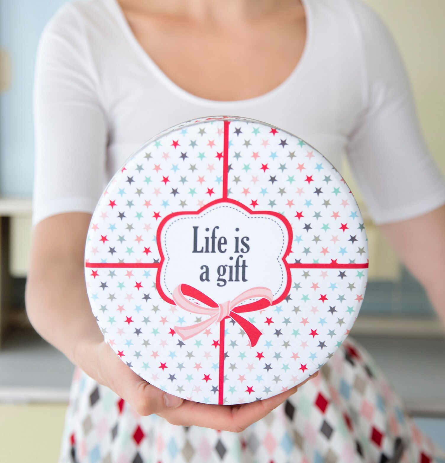 Tin Boxes Life Is A Gift från Krasilnikoff i köksmiljö