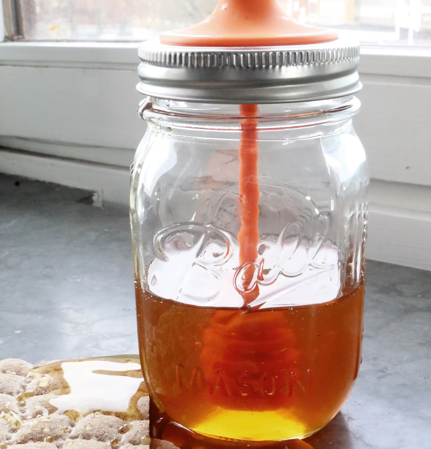 Honey Dipper från Ball Mason Jar med honung och knäckebröd