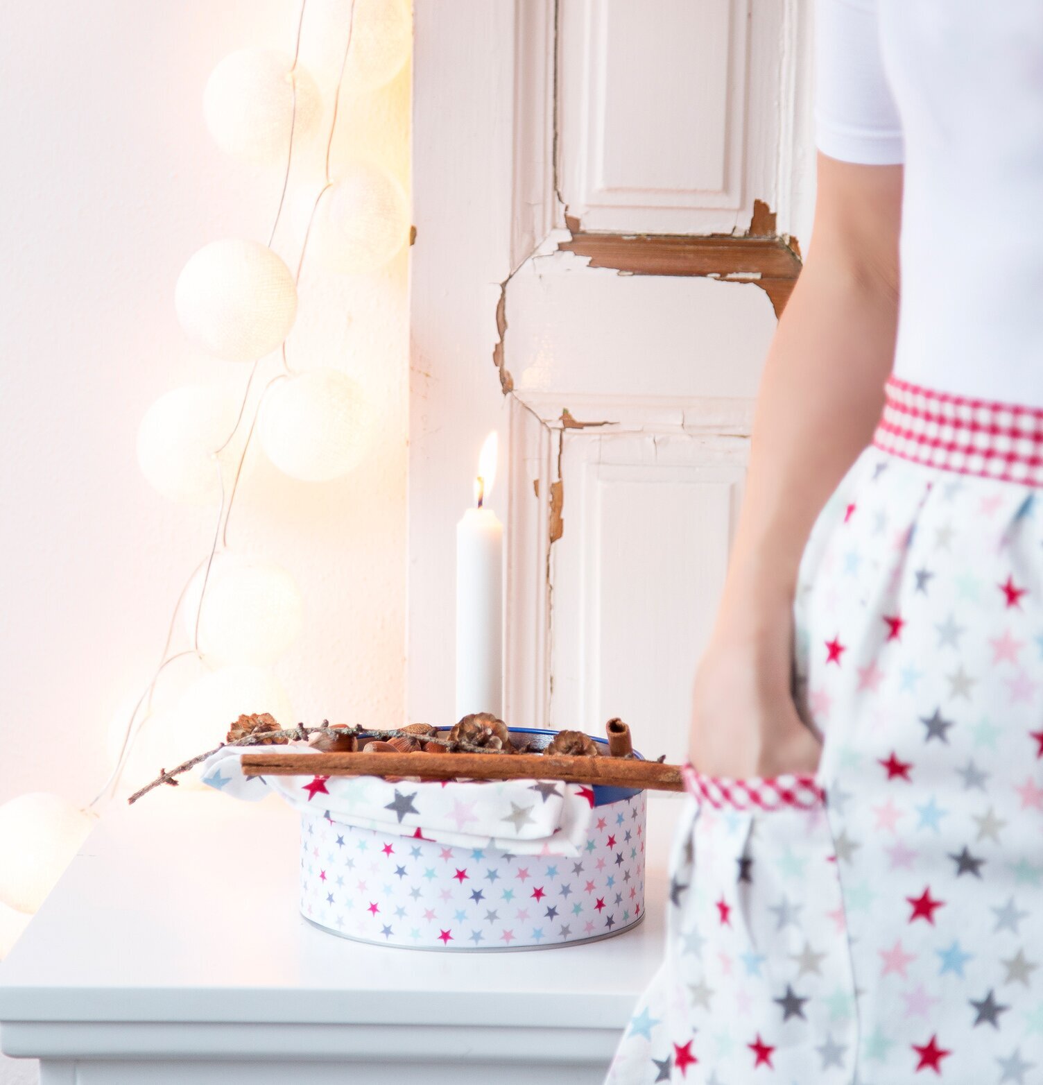 Krasilnikoff Tin Boxes Life Is A Gift på vitt bord med ljus