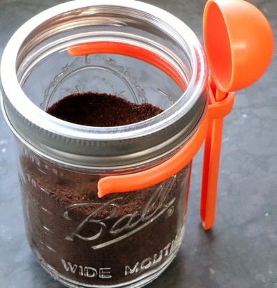 Spoon Clip från Ball Mason Jar på en glasburk med kaffe