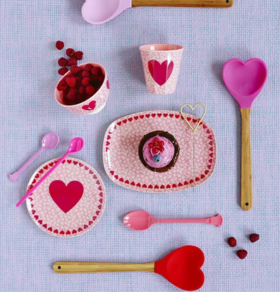 Rice Liten Tallrik Heart Print med matchande köksartiklar