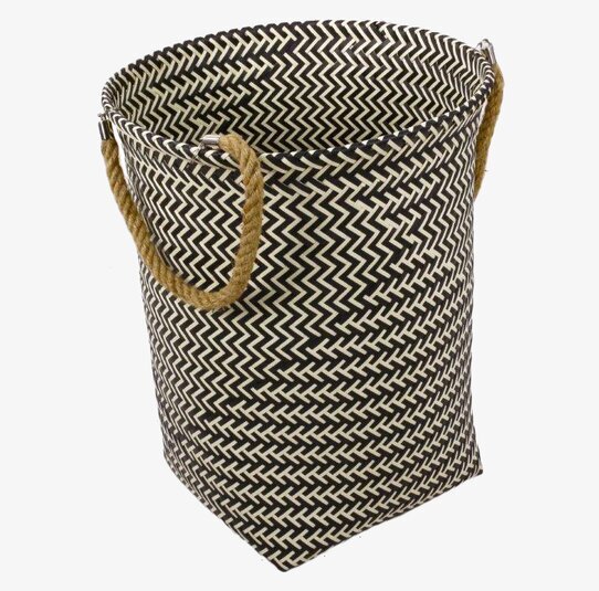 Tvättkorg Zig från Interstil med zickzack-mönster och rephandtag