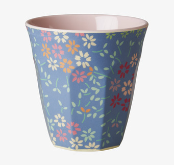 Bild av mugg med blommigt mönster och färgglada nyanser