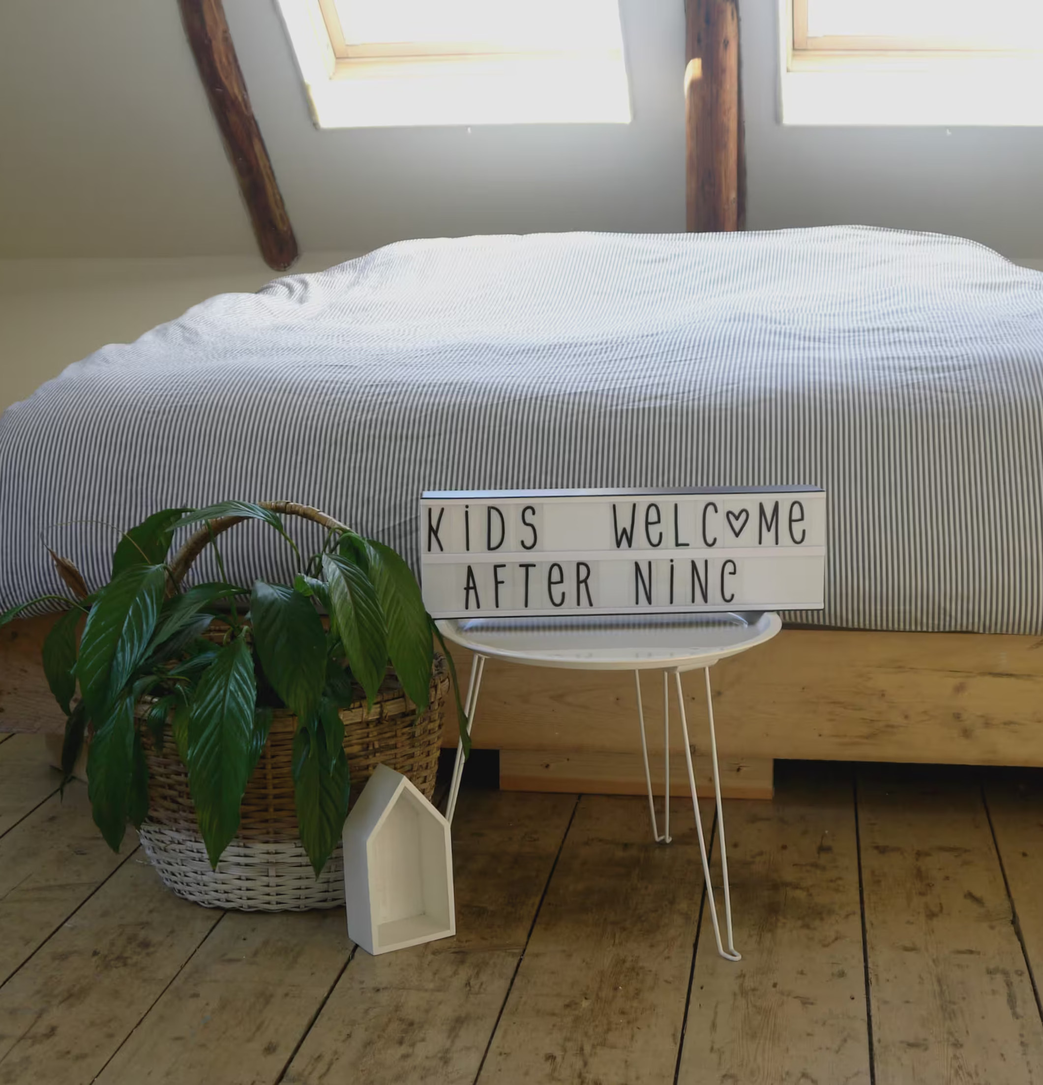 Lightbox A5 Long från A Little Lovely Company i sovrum