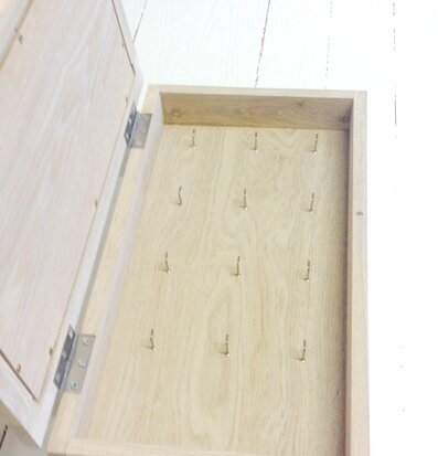 Bild av stilrent nyckelskåp i trä med metallkrokar