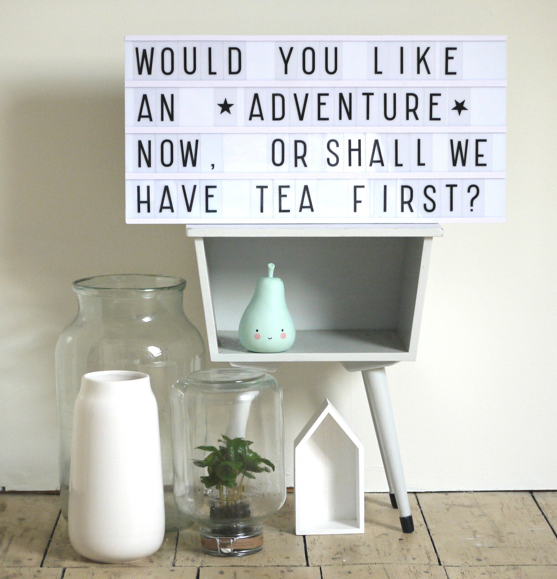 Lightbox Vit XL från A Little Lovely Company på vit hylla