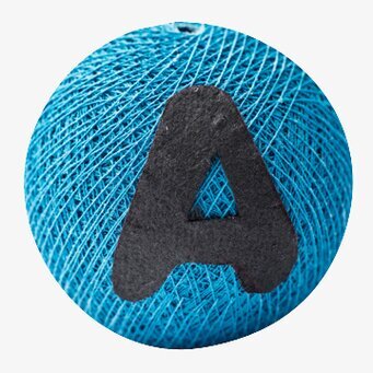 Bokstavsboll Blå - Vasanthi med bokstaven A och nätmönster