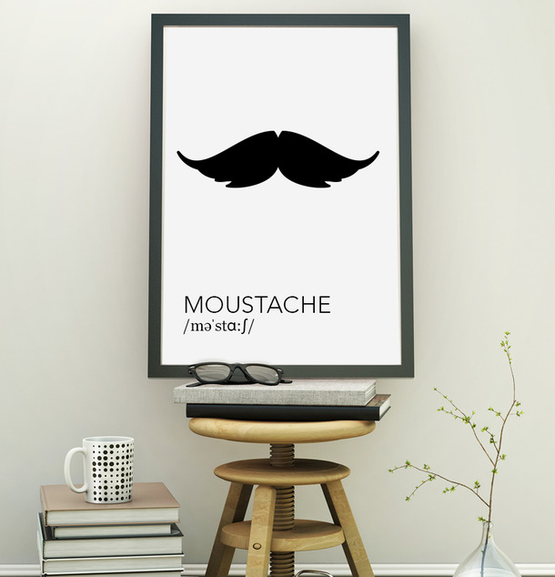 Poster - Moustache från The Fashion Room på trästol med böcker