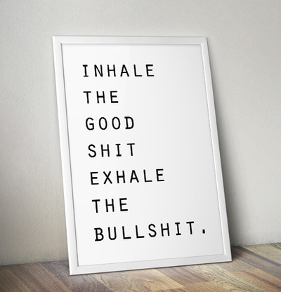 Poster - Inhale/Exhale från The Fashion Room mot grå vägg