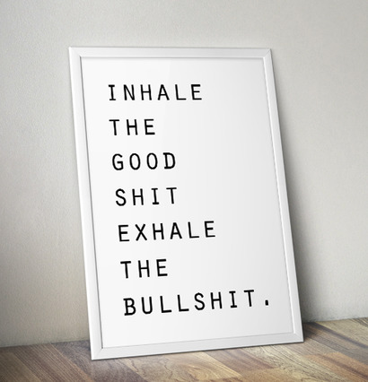 Poster - Inhale/Exhale från The Fashion Room mot grå vägg