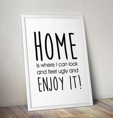 Poster - Home Is från The Fashion Room lutad mot en vägg