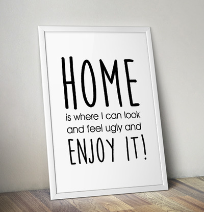 Poster - Home Is från The Fashion Room lutad mot en vägg