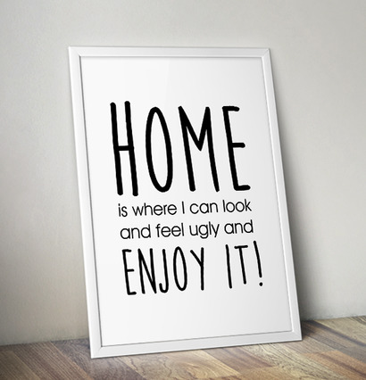 Poster - Home Is från The Fashion Room lutad mot en vägg