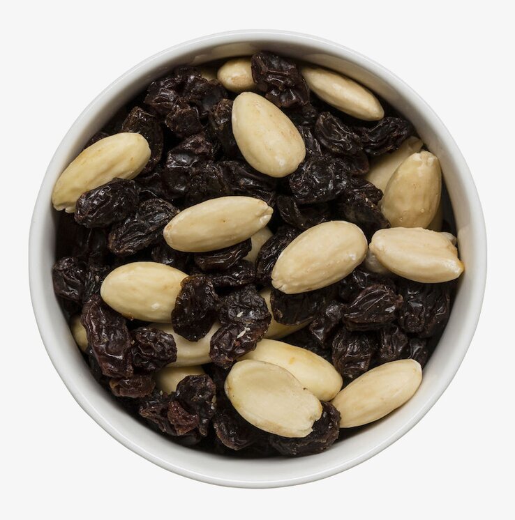 Skål Winter från Sagaform fylld med mandlar och russin