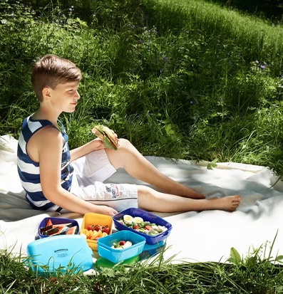 Pojke med Frozzypack Mumin My Lunch från Frozzypack