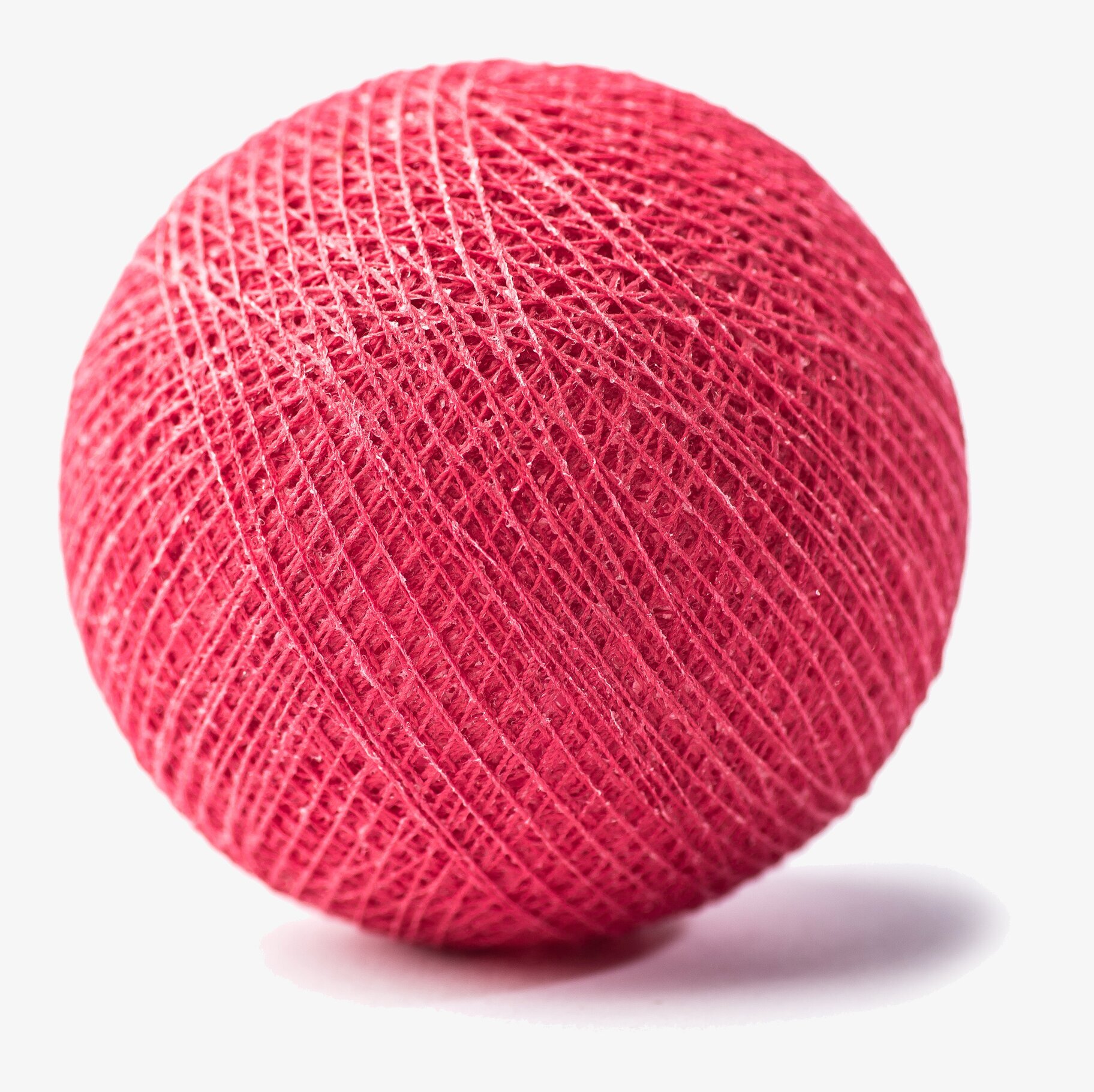 Boll Mörk Röd - Vasanthi från varumärket Vasanthi på vit bakgrund