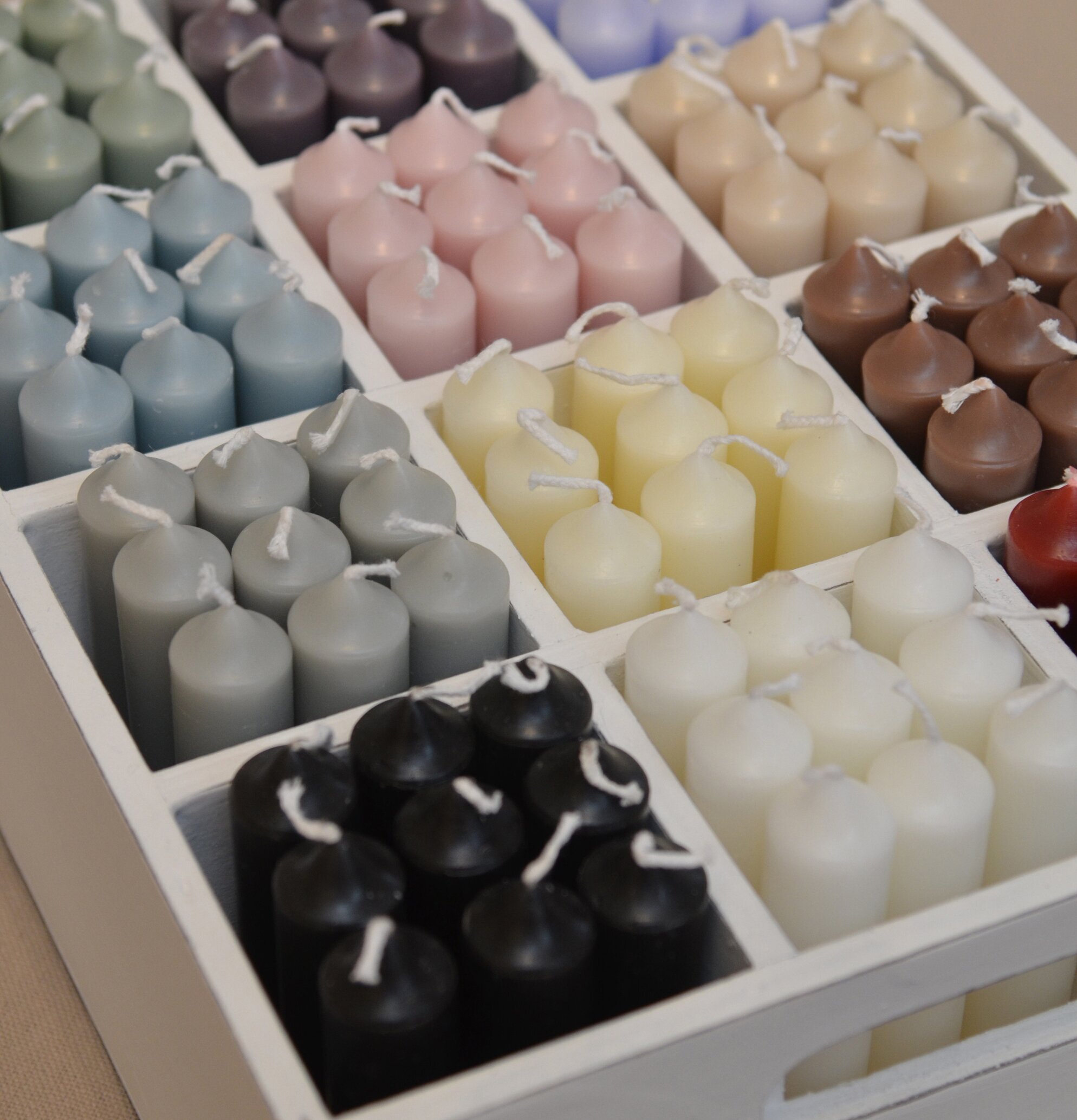 Stearinljus Mörkgrå från IB Laursen i vit trälåda med ljus