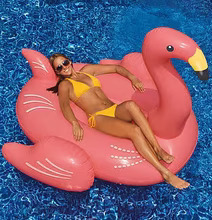 Flamingo - Poolmadrass från Americana Classic Vintage i pool