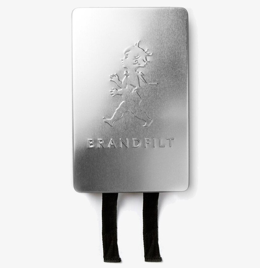 Brandfilt Silver från Solstickan i silverfärgat hölje