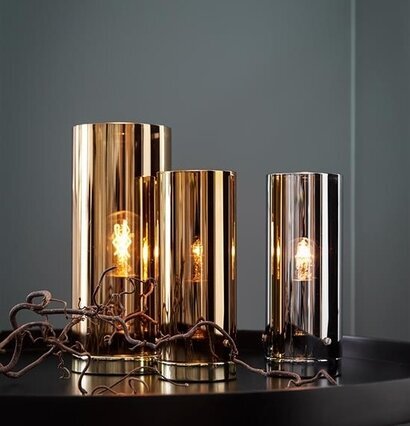 Storm Bordslampa Krom 9 från Markslöjd på ett mörkt bord