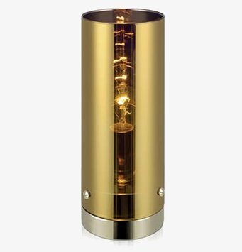 Storm Bordslampa Guld 9 från Markslöjd på neutral bakgrund