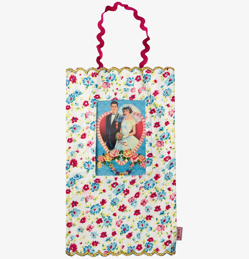 Tygram Large från Rice: Färgrikt tyg med blommor och brudpar