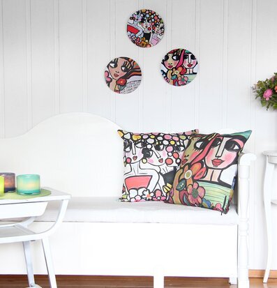 Kuddfodral Lycka från Dixie på vit soffa i ljust rum