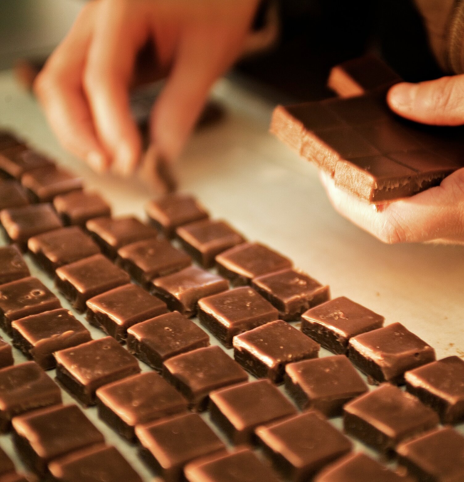 Saffranstryffel från Åre Chokladfabrik, handgjorda bitar