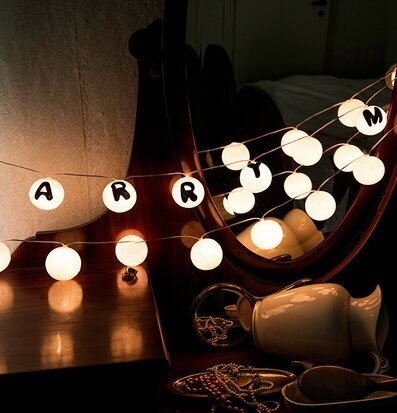 Bokstavsboll Vit - Vasanthi med Marry me på en antik byrå