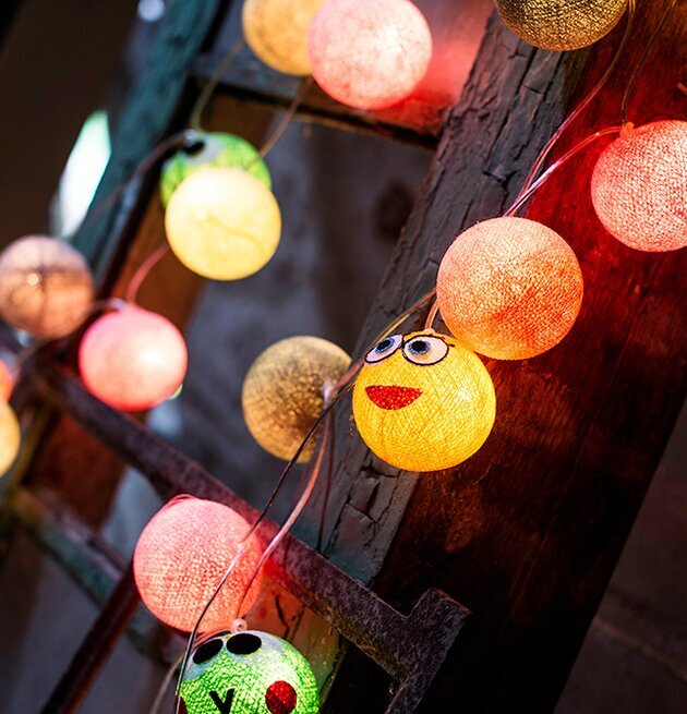 Boll Kanin Blå - Vasanthi ljusslinga med färgglada bollar