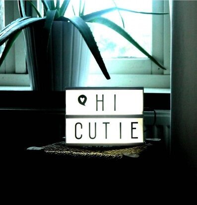 Lightbox A5 från A Little Lovely Company på mörk yta