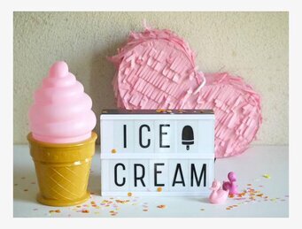 Lightbox A5 från A Little Lovely Company med lekfull dekoration