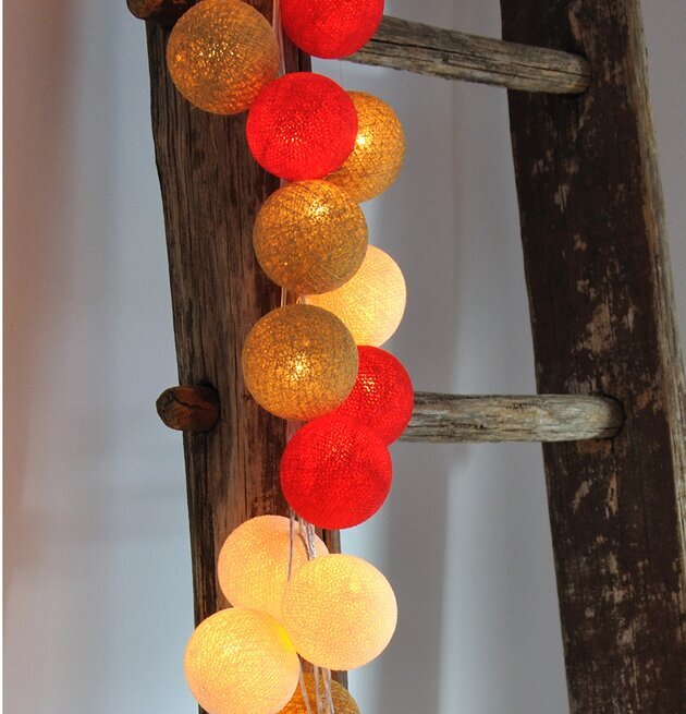 Ljusslinga Christmas Gold 20 från Happy Lights på trästege