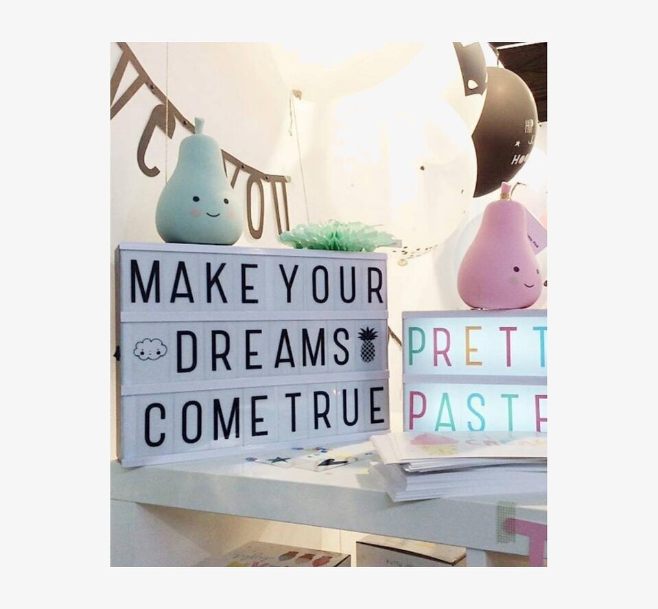 Letter Set Pastel Lightbox från A Little Lovely Company, dekorerad