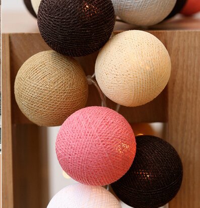 Ljusslinga Medersa 20 från Happy Lights på träbord