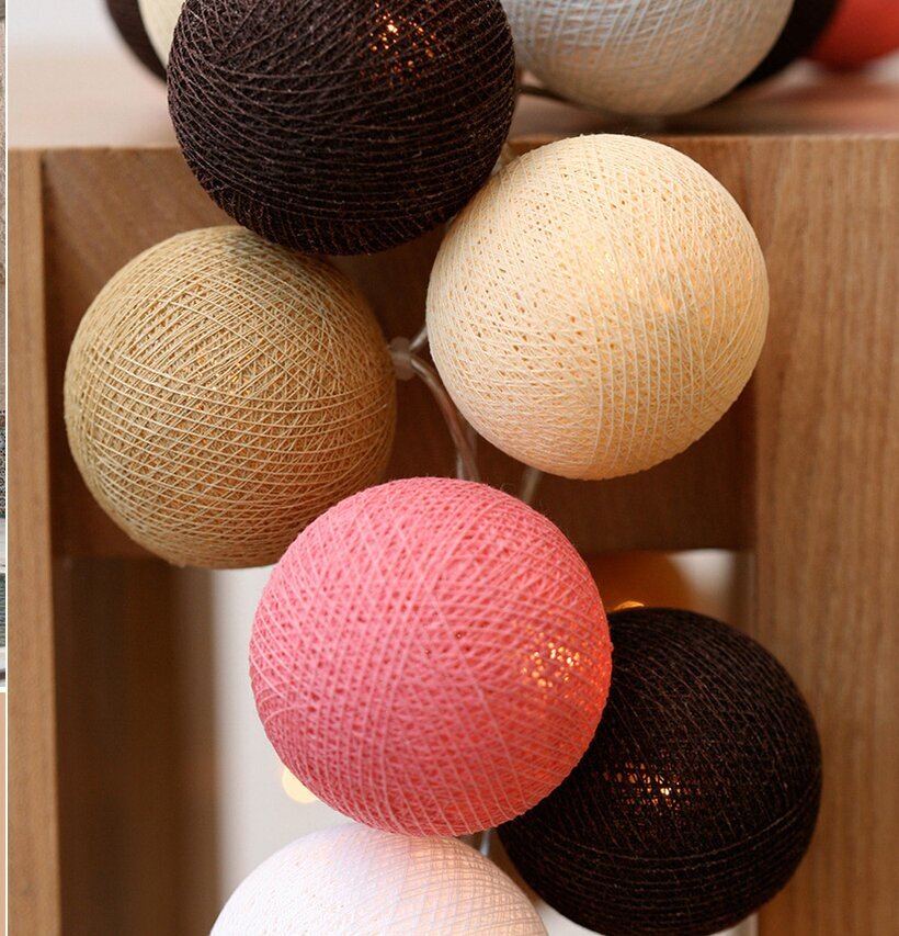 Ljusslinga Medersa 20 från Happy Lights på träbord