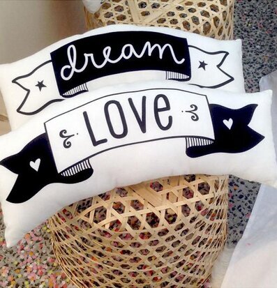 Kudde Love & dream från A Little Lovely Company med text