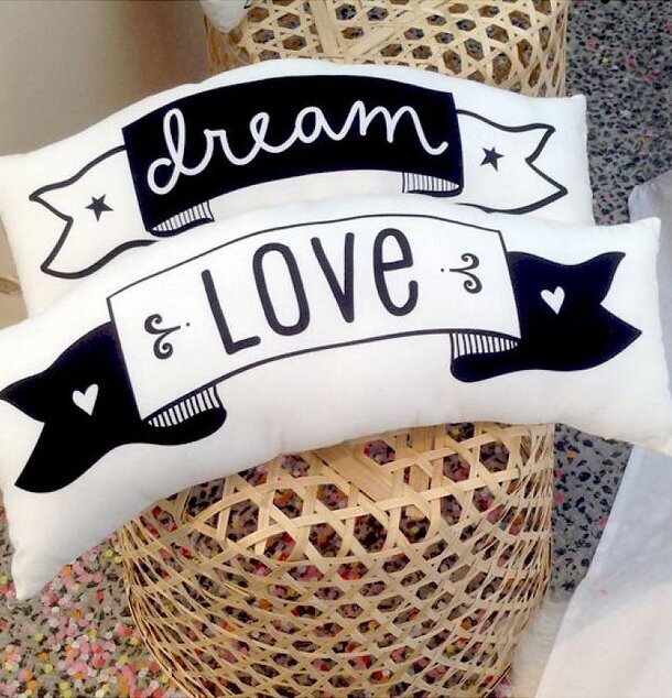 Kudde Love & dream från A Little Lovely Company med text