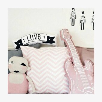 Kudde Love & dream från A Little Lovely Company med hjärtan