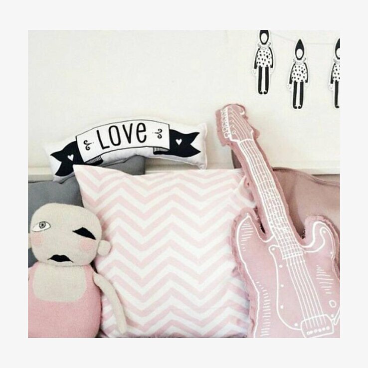 Kudde Love & dream från A Little Lovely Company med hjärtan