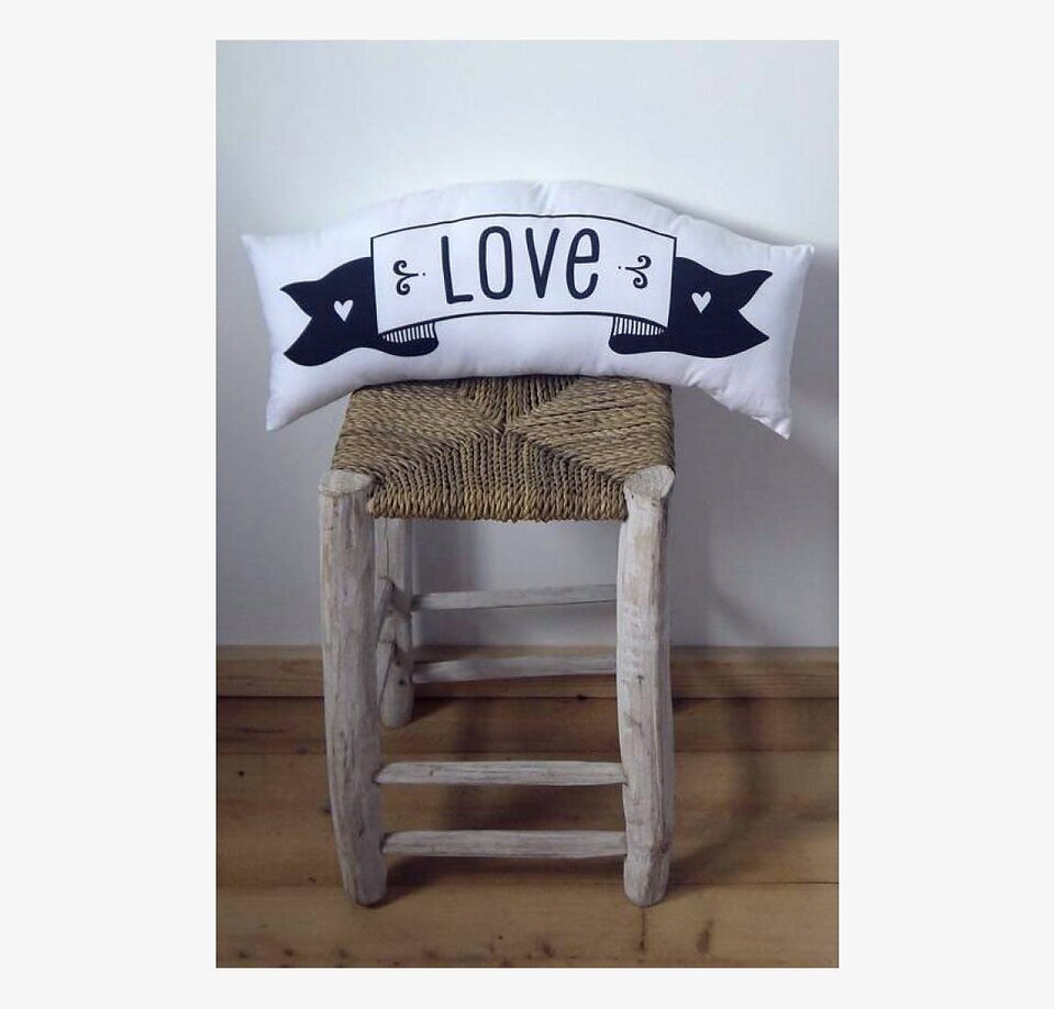 Kudde Love & dream från A Little Lovely Company på rustik pall