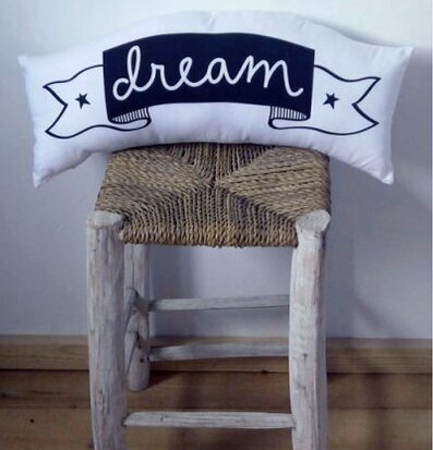 Kudde Love & dream från A Little Lovely Company på träpall