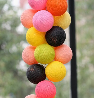 Ljusslinga Noukafou 20 från Happy Lights nära fönster