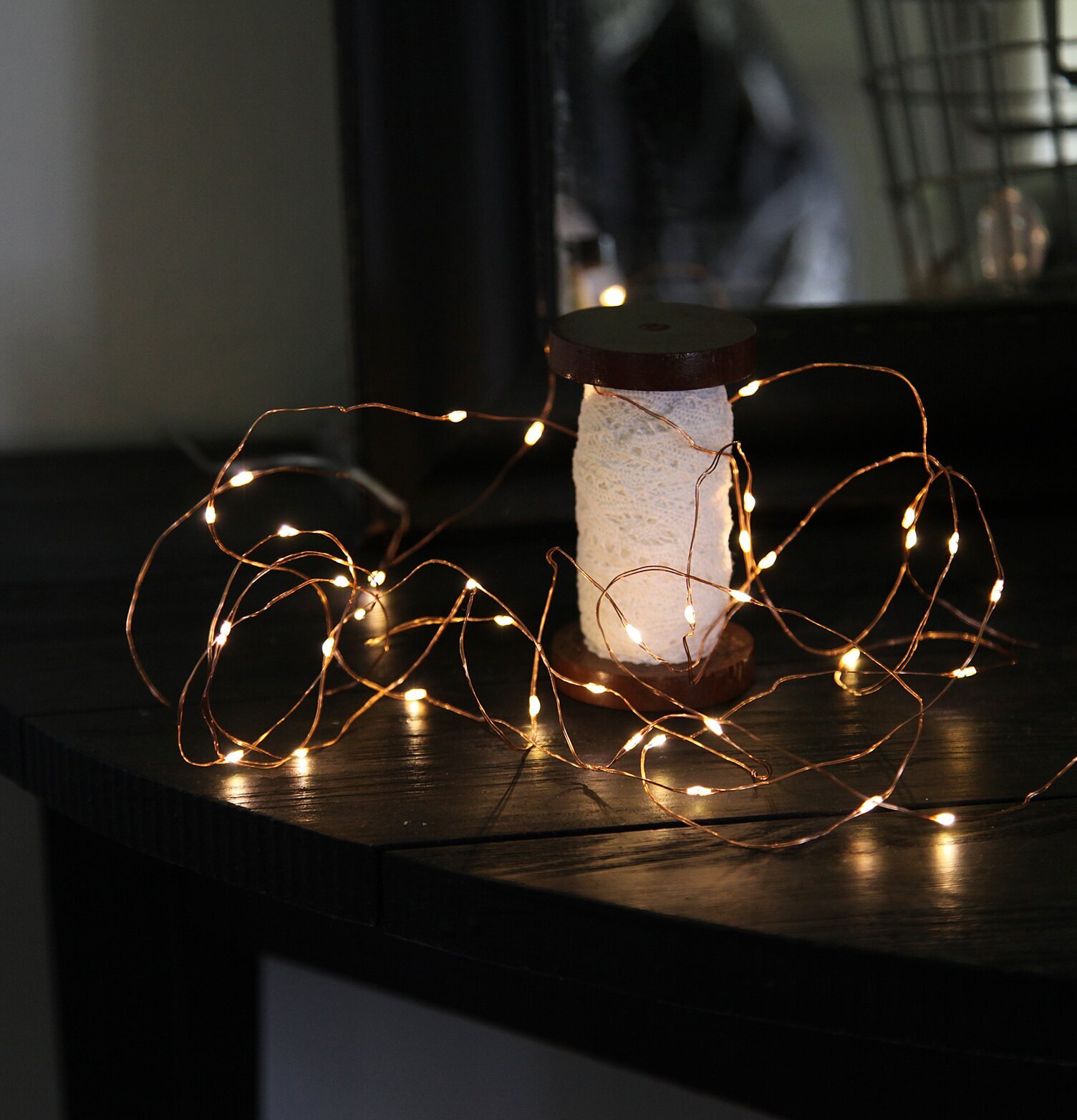 Trådslinga Koppar 3,9 M från Star Trading på mörkt träbord